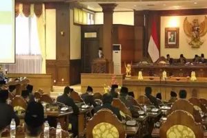 Sampaikan LKPJ Kepala Daerah, Gubernur Pastika Tekankan Pertumbuhan Ekonomi Bali Diatas Rata-rata Nasional