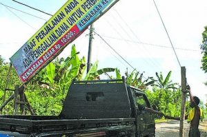 Kurangnya Perhatian Pemerintah, Warga Perbaiki Jalan Lewat Sumbangan di BANYUWANGI
