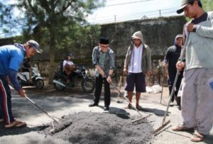 Pemkab Banyuwangi Terjunkan Tim Satgas Jalan Berlubang untuk Benahi Jalan di BANYUWANGI