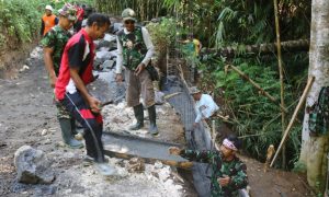 Berbaur Dengan Masyarakat, Perbekel Ajak Staf Desa Pangsan Terjun ke Proyek TMMD