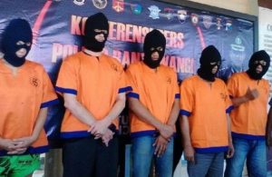 Satnarkoba Polres Banyuwangi Ringkus Dua Bule Pesta Sabu di BANYUWANGI