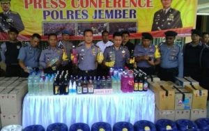 Selama Seminggu, Polres Jember Sita 3.672 Botol dan 21 Jerigen Miras Oplosan di JEMBER