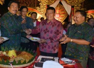 Puncak HUT ke 39 SMPN 3 Denpasar, Sekda Kota Denpasar Serahkan Penghargaan Internasional Karya Ilmiah