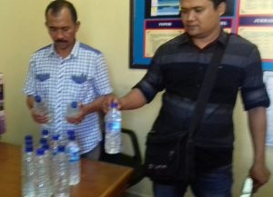 Polsek Abiansemal Sisir Warung Siang Hari, Petugas Temukan 10 Botol Arak