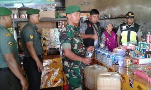 Mengantisipasi Tindak Kejahatan Akibat Miras, Polsek Kintamani Bersama Koramil 04 Sidak Penjual Miras