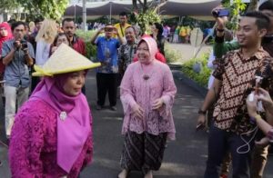 Walikota Surabaya Risma Ikut Meriahkan Peringatan Hari Kartini di Halaman Taman Surya