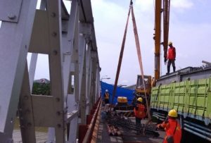 Kementrian PUPR Evakuasi Bentang ke-3 Jembatan Cincin Lama