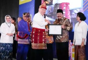 Gubernur Jawa Timur Soekarwo Raih Penghargaan di Tingkat Nasional di Jember