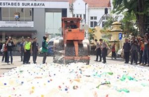 Polrestabes Surabaya Gelar Pemusnahan 20.072 Botol Miras