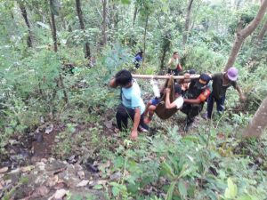 Totalitas dan Sinergitas, Babinsa Dan Babinkamtibmas Sibetan Evakuasi Warga Melahirkan