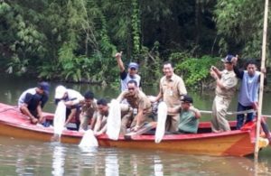 Sukseskan Program Gema Pamili, Dinas Perikanan dan Pangan Banyuwangi Tebar 23.000 Benih Ikan Patin di Banyuwangi