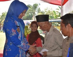 Bupati Jember Tuntaskan Ngantor di Ponpes Sosialisasikan Program Kesehatan dan Bagikan KIS di Jember