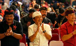 Dihadapan Ratusan Warga Desa Paguyangan Kangin, Koster Komitmen Atasi Pengangguran di Bali