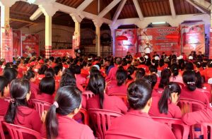 Ribuan Warga Desa Padang Sambian Kelod tumpah Ruah Ikuti Simakrama Paslon Koster-Ace