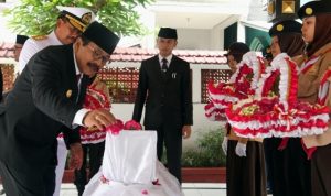 Peringatan Harkitnas, Pakde Karwo Bersama Forkopimda Jatim Ziarah ke Makam Pahlawan Nasional