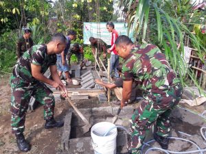 Koramil 1616-03 Tampaksiring Bantu Warga Buat Jamban di Banjar Malet