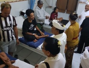 Koster Beserta Istri Kunjungi Ratusan Siswa SDN 3 Pemuteran Alami Keracunan