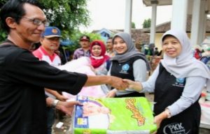 Peduli Korban Banjir Bandang, PKK Kabupaten Banyuwangi Beri Bantuan ke Warga di Banyuwangi