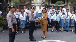 Cegah Siswa Kebut-kebutan, Ditsabhara Polda Bali Sosialisasi ke SMKN 4 Denpasar