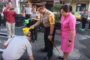 Kenaikan Pangkat Setingkat, Tujuh Belas Personil Polres Badung di Guyur Air Kembang