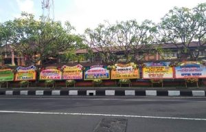 Hut Bhayangkara ke-72, Ratusan Karangan Bunga Berjejer di Depan Mapolda Bali