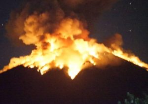 Breaking News: Gunung Agung Meletus, Lontaran Lava Pijar Capai 2 Km di Banyuwangi