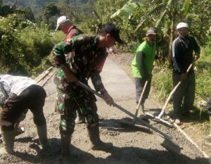 Tingkatkan Kemanunggalan TNI-Rakyat, Babinsa Bantu Warga Betonisasi Jalan Sepanjang 530 Meter