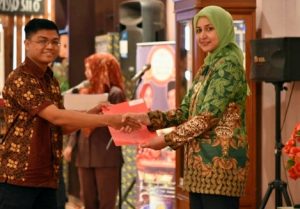 Beri Sertifikat Ijin, Bupati Jember Ingatkan Peraturan dan Arah Pembangunan di Jember