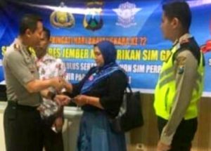Kejutan Polres Jember di HUT Bhayangkara, Lima Orang Perpanjang SIM Gratis Kelahiran 1 Juli di Jember