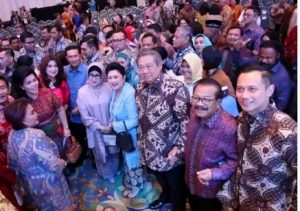 Gubernur Jatim Beserta Istri Hadiri Peluncuran Buku Istri Presiden RI ke-6