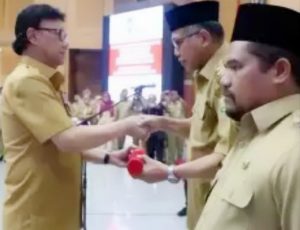 Mendagri Tjahjo Kumolo Serahkan Surat Keputusan Plt Gubernur Aceh dan Bupati Bener Meriah