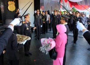 Peringati HUT Bhayangkara ke-72, Kapolda Jatim Pimpin Upacara Pelepasan 64 Purna Bhakti