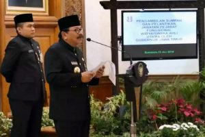 Gubernur Soekarwo Lantik Enam Pejabat Pemprov Jatim Jadi Widyaiswara Utama