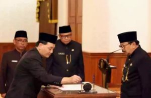Gubernur Soekarwo Lantik Kepala BPKAD Sebagai Penjabat Sekda Prov. Jatim