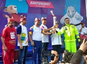 Ribuan Warga Banyuwangi Sambut Gembira Kedatangan Obor Asian Games di Banyuwangi