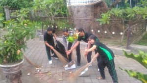 Bhabinkamtibmas Kolaborasi dengan Aparatur Desa Bersihkan Tempat Ibadah