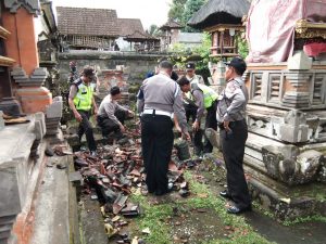 Kapolsek Susut Pimpin Langsung Bersihkan Puing Reruntuhan Tempat Suci Akibat Dampak Gempa