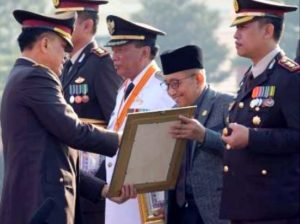 Upacara HUT RI ke 73 di Mapolda, Waka Polda Jatim Beri Penghargaan Kapolres dan Instansi Berprestasi