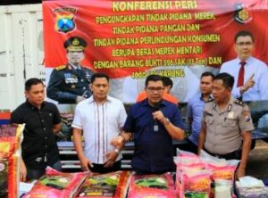 Unit Indagsi Ditreskrimsus Polda Jatim Bongkar Sindikat Pemalsuan Merk Beras 13 Ton