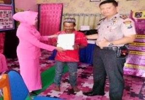 Bhayangkari Ranting Polsek Arjasa Serahkan Akta Kelahiran Gratis ke Delapan Warga di Jember