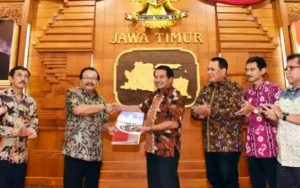 Gubernur Jatim Serahkan 40 SK PAW Anggota DPRD Kota Malang