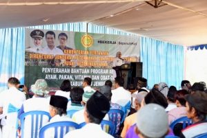 Bupati Jember Salurkan Paket Bantuan 300 Sak Pakan dan 7.500 Ekor Ayam di Jember