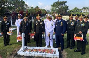 HUT TNI ke 73, Kodam IX/Udayana Ziarah Rombongan ke Taman Makam Pahlawan Pancaka Tirta Tabanan