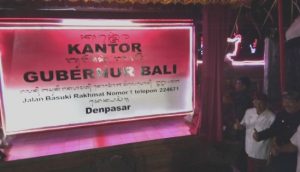 Gubernur Bali Resmikan Papan Nama Penggunaan Aksara Bali