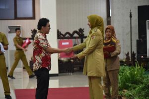 Bupati Jember Serahkan 684 Surat Izin ke 231 Pemohon di Jember