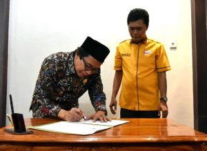 Wabup Jember Serahkan Bantuan Keuangan Ke Parpol di Jember