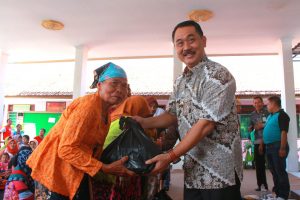 Wabup Banyuwangi Berikan Sembako pada Janda dan Warga Kurang Mampu di Wilayah Kertosari di Banyuwangi