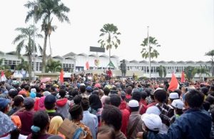 Tolak Tambang Emas, Warga Silo Unjuk Rasa ke Kantor Pemkab Jember di Jember