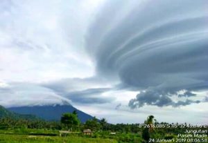 “Viral” Fenomena Awan Lenticularis Muncul di Langit Gunung Agung Karangasem