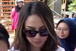 Dijerat UU ITE, Polda Jatim Secara Resmi Tahan Vanessa Angel